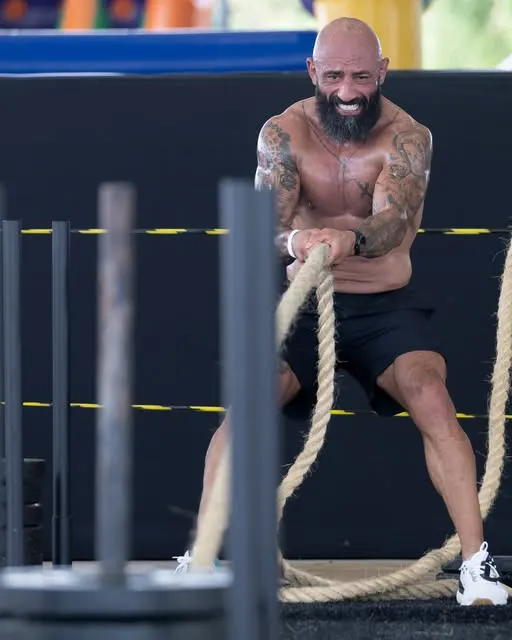 Atleta treinando com cordas no box